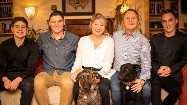 250917-Foto Familie mit Hunden